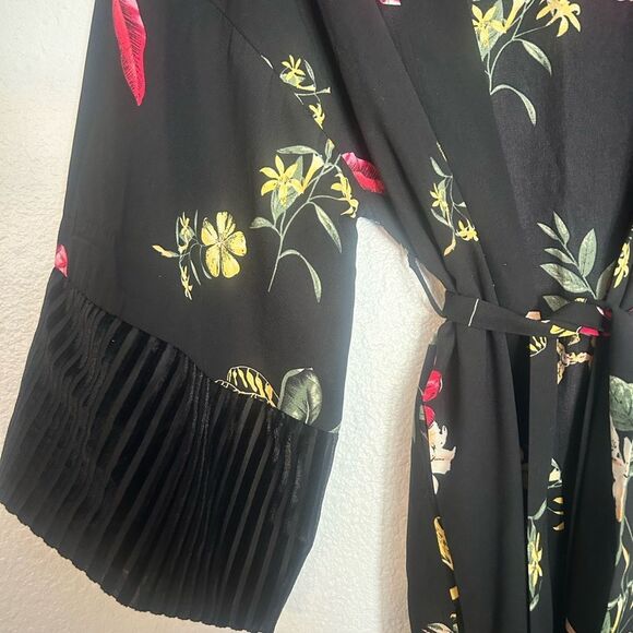 Very J Black and Red Wrap Kimono with Dolman Sleeves - Picture 4 of 6